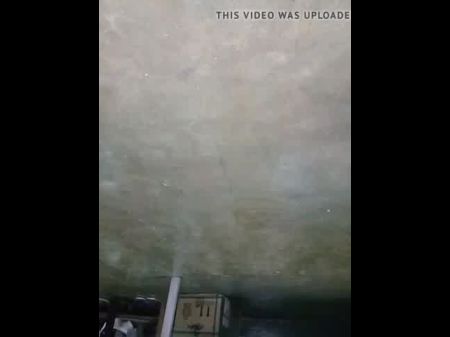 Жена мочи в боковой комнате и повеселиться 