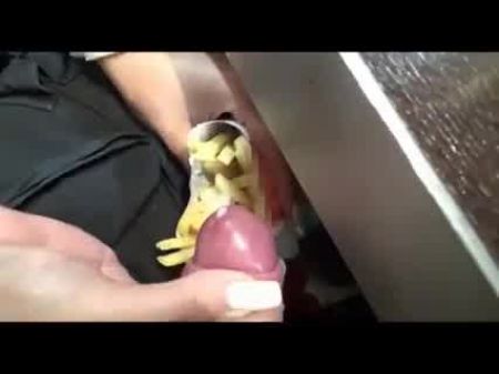 Девушка с длинными ногтями хорошо поработала в MC Donald, S 