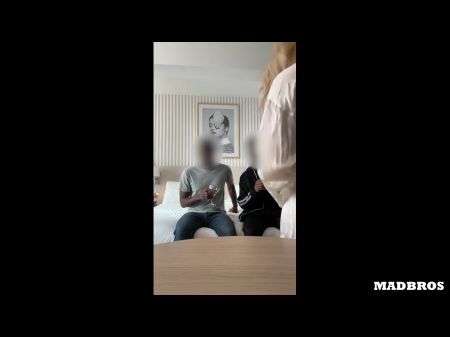 Венгерская жена изменяет своему мужу с двумя незнакомцами в середине телефонного звонка 
