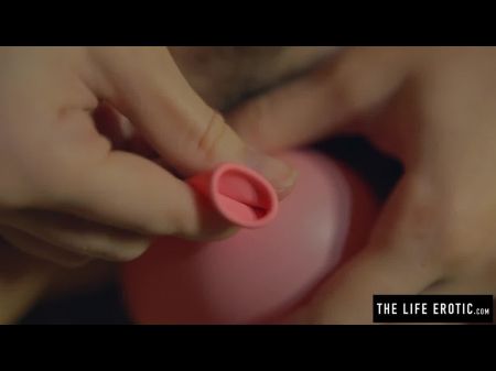 Мамочка с пухлыми сосками сама сильна на воздушном шаре 