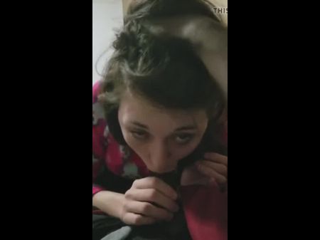 Белая девочка сосут Би -би -си и глотает сперму 