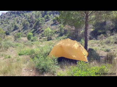 Турист услышал громко стонать и поймал пару трах, трахая в палатке. 