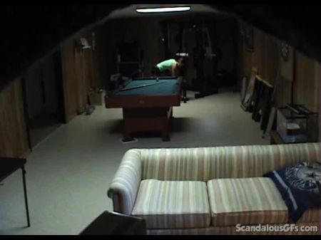 шлюха трахается с соседом по комнате в реверсийной пастушке 