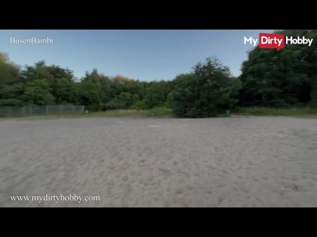 Naughty Busenbambi встает на колени глотает большой твердый член BF на свежем воздухе 