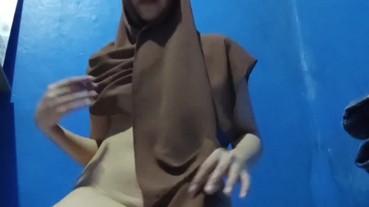 Horny Female In Hijab Plays Coochie Until Urinating Hotntubes