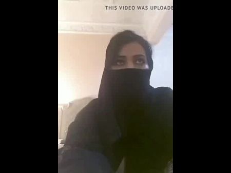 Мусульманская девушка показывает большие сиськи 