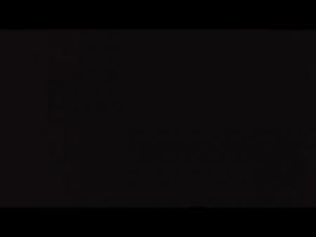 Недавно женатая корейская пара демонстрирует свою любовь 