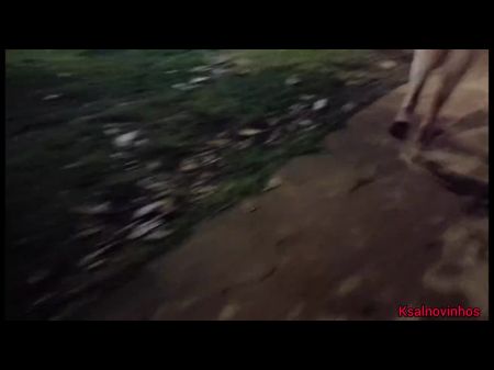 Жена идет в парк без трусиков ночью, и в кустах в кустах 