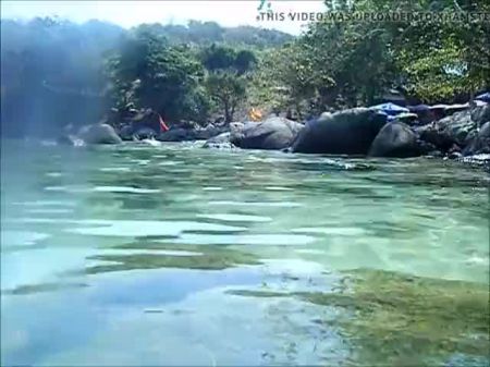 Черт возьми в море на общественном пляже 