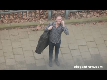 Терапевт проскальзывает два пальца в моей заднице во время массажа для Elegantraw 