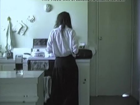 Застенчивая девушка поднимает платье, показывает свою волосатую киску 