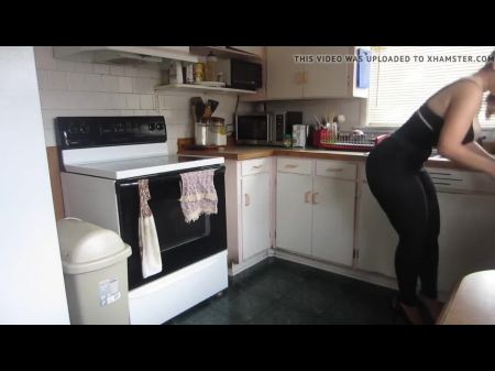 Milf Big Ass Spandex на кухне 