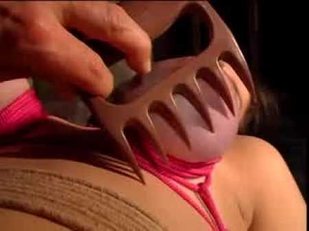 Большие сиськи красотки и заткнуты в сеансе BDSM 