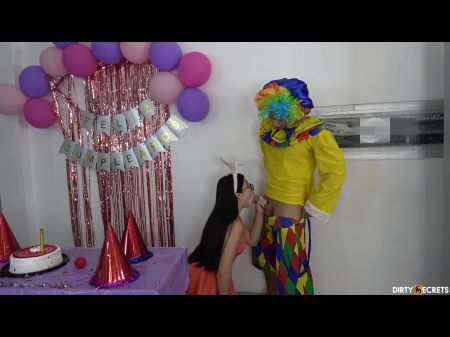 Я трахаю имениннику в доме ее отца, пока он работает 