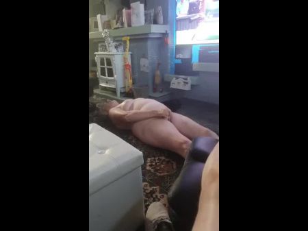 Играя со своей киской 