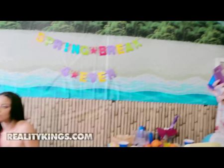 Эти сексуальные девушки не хватают на вечеринке в общежитии и хотят начать ударить немного члена 