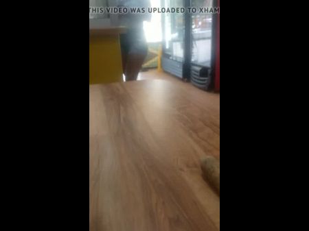 Горячая черная леди, собирая ямайскую еду 