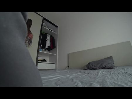 Жена и друг семьи, веселившись на двуспальной кровати, в то время как ее муж на работе, настоящая измена 