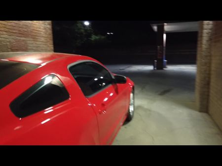 Голая мытья на общественной автомойке 