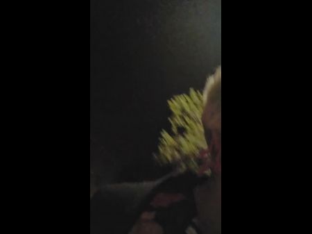 Я ищу член, чтобы опустошать, когда вернусь домой с вечеринки, и я сталкиваюсь с незнакомцем, которого я сосу сосут на публике 