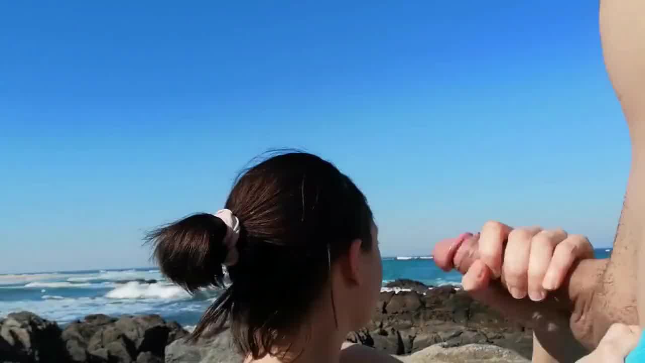 Una Milf Rumena Spompina Un Cazzo Italiano In Spiaggia Hotntubes