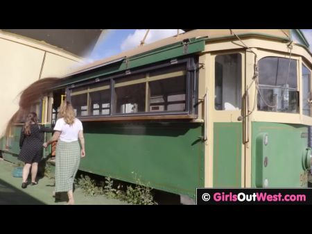 пышные лесбийские девушки с большими сиськами трахаются в старом трамвае 
