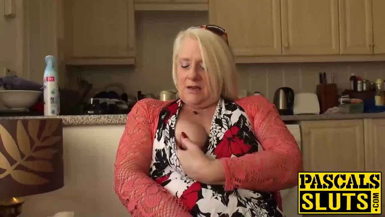 British Ripened Blonde Grandma Carol Frigs Her Raw Coochie Hotntubes