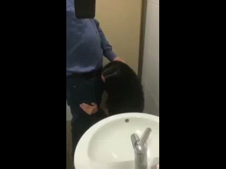 Она сосет такой большой член 