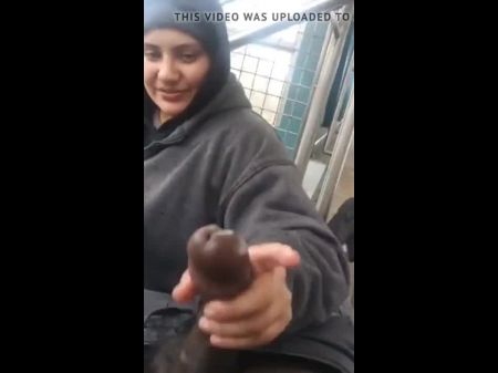 Handjob от GF на публике 