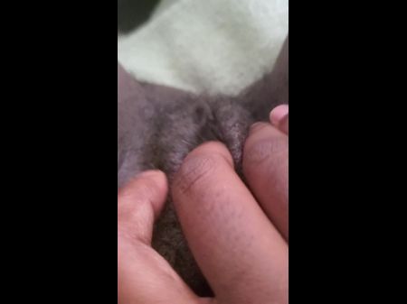 Потирая мою киску, пока я не кончил 