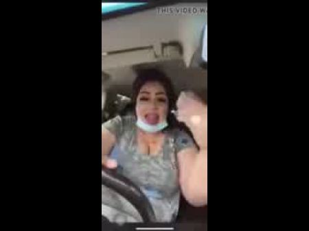 Мусульманская женщина поет сексуально 