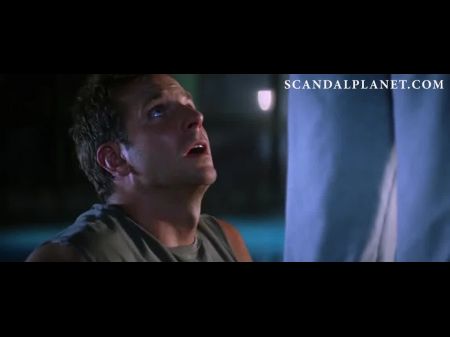 Скарлетт Йоханссон обнаженной в бассейне ScandalPlanet.com 