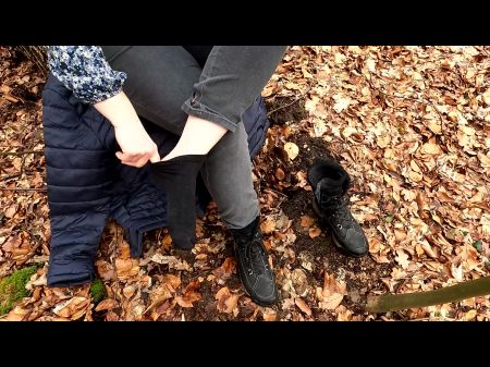 Зажимы на губах, прогуливаясь по лесу 