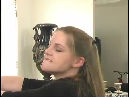 Грудастая брюнетка с красивыми сосками распространяет ноги для твердого члена Чувака 