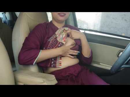 Индийская милая богатая девушка трахается с парнем в видео -звонках, соблазняет его перед личным автомобильным водителем. Индийский 