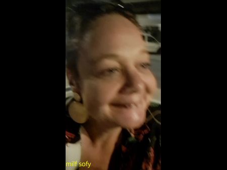 Я возвращаюсь с вечеринки и сталкиваюсь с фанатом, который любит милфы, я сосу его на улице, и он трахает мою задницу и кончает мое лицо 