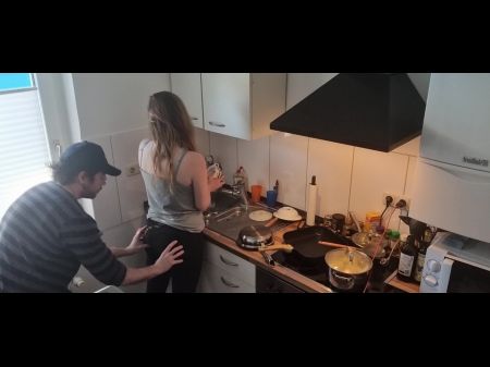 18 -летняя сводная сводка трахнула на кухне, в то время как семья нет дома 