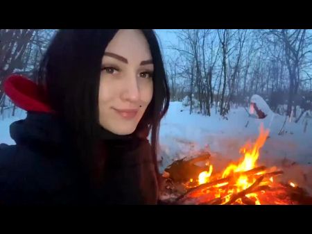 Парень и девушка трахаются зимой у огня 