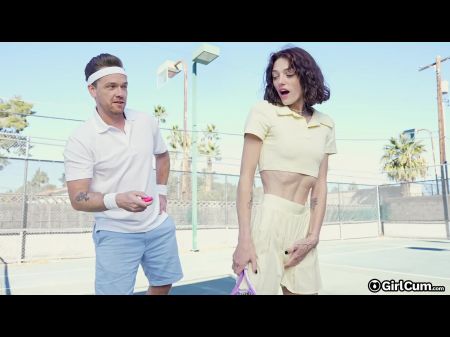 Shrooms Q делает перерыв от уроков тенниса, чтобы ездить на большом члене 