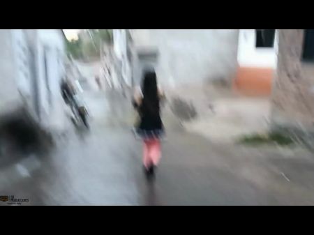 В дождливый день я нахожу симпатичную девушку в парке, я приглашаю ее к себе домой, чтобы оставить ее киску полной молока 