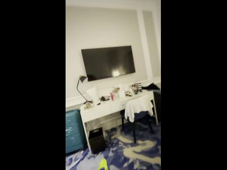 Две русские шлюхи Моника Фокс и Элен Миллион сильно высасывали член парня и дали его в заднице 