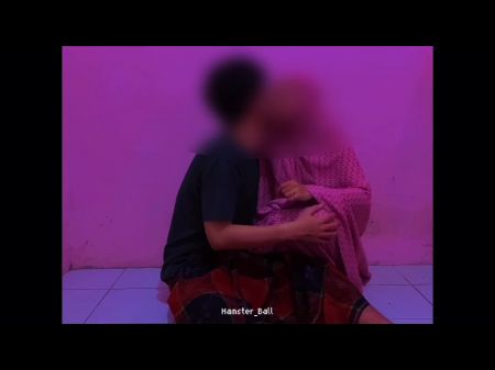 Минет в Саронге, мачеха хиджаба обманывает, пока ее муж работает в Индии 