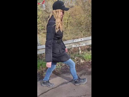 Горячая прогулка с любовными шариками в киске 