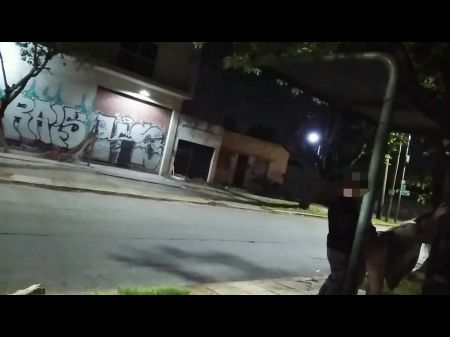 Секс на публике на улице люди наблюдают за тем, как мы трахаются в автобусном терминале короткой юбки без трусиков 