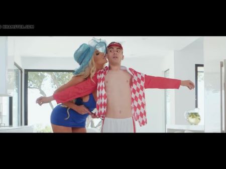 Блондинка грудастая милф оказала себе, что он играет с 