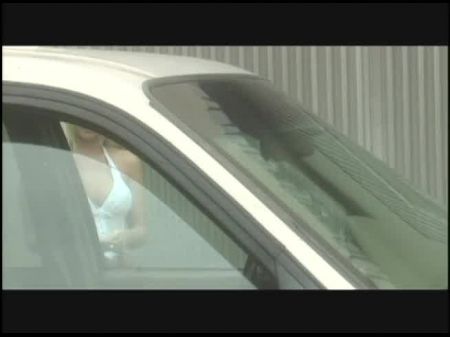 Элитная грудастая шлюха заставляет ее киску трахаться сзади на маленьком красном диване 