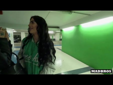 Два больших соседа по комнате с большими задницами трахнули два черных парня на общественной парковке 