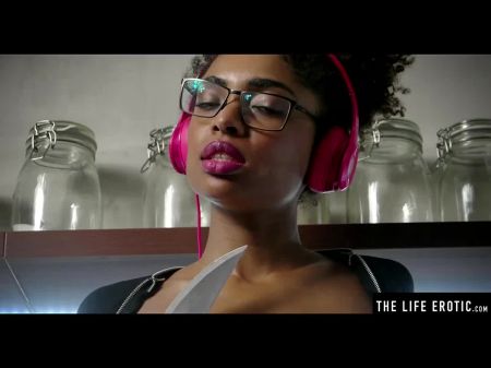 Черная красотка играет с ножом, когда она мастурбирует до оргазма 