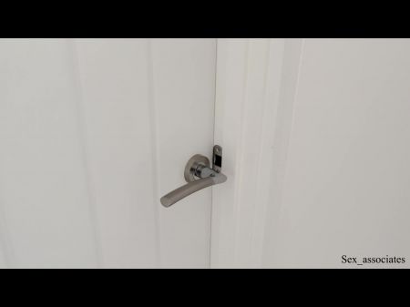 меня поймали на том, как мой сосед по комнате трахает свою новую громкую подружку. 