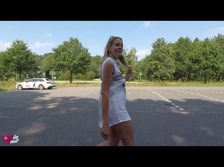 блондинка-сучка оттрахала задницу публично 